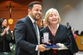 Clodoaldo Queiroz, defensor público-geral, recebe a Medalha da Justiça das mãos da desembargadora Clarice Claudino da Silva.